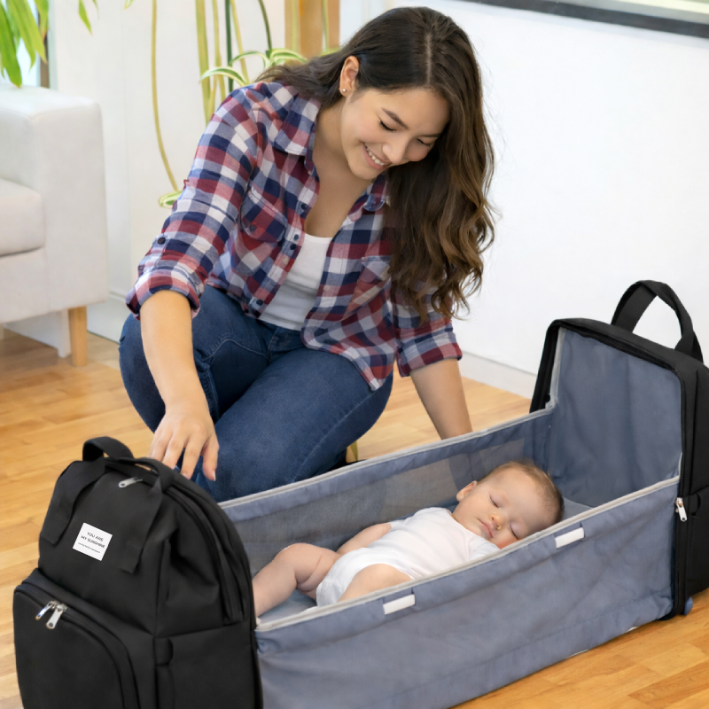 Mamá abriendo la mochila y desplegando la cuna portátil